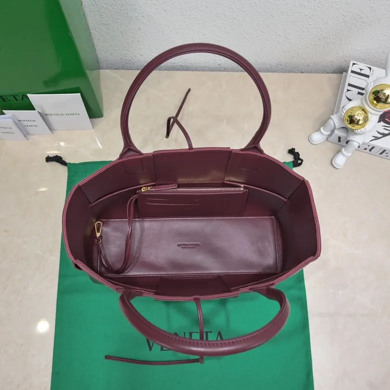 Batch 1960 large arco, BottegaVeneta# official website latest cowhide leather SLIP tote handbag, and the logo has been changed to the side panel😍The oversized woven design really makes it a huge gap from ordinary tote bags🔗🔗Different color combinations inside and outside ⛓Daniel Lee leads the brand's DNA to continue to evolve with fresh inspiration🧬🧬showing a balanced style of luxury and reality👉: 36*24*14 Model: 9892#, the latest logo is on the side